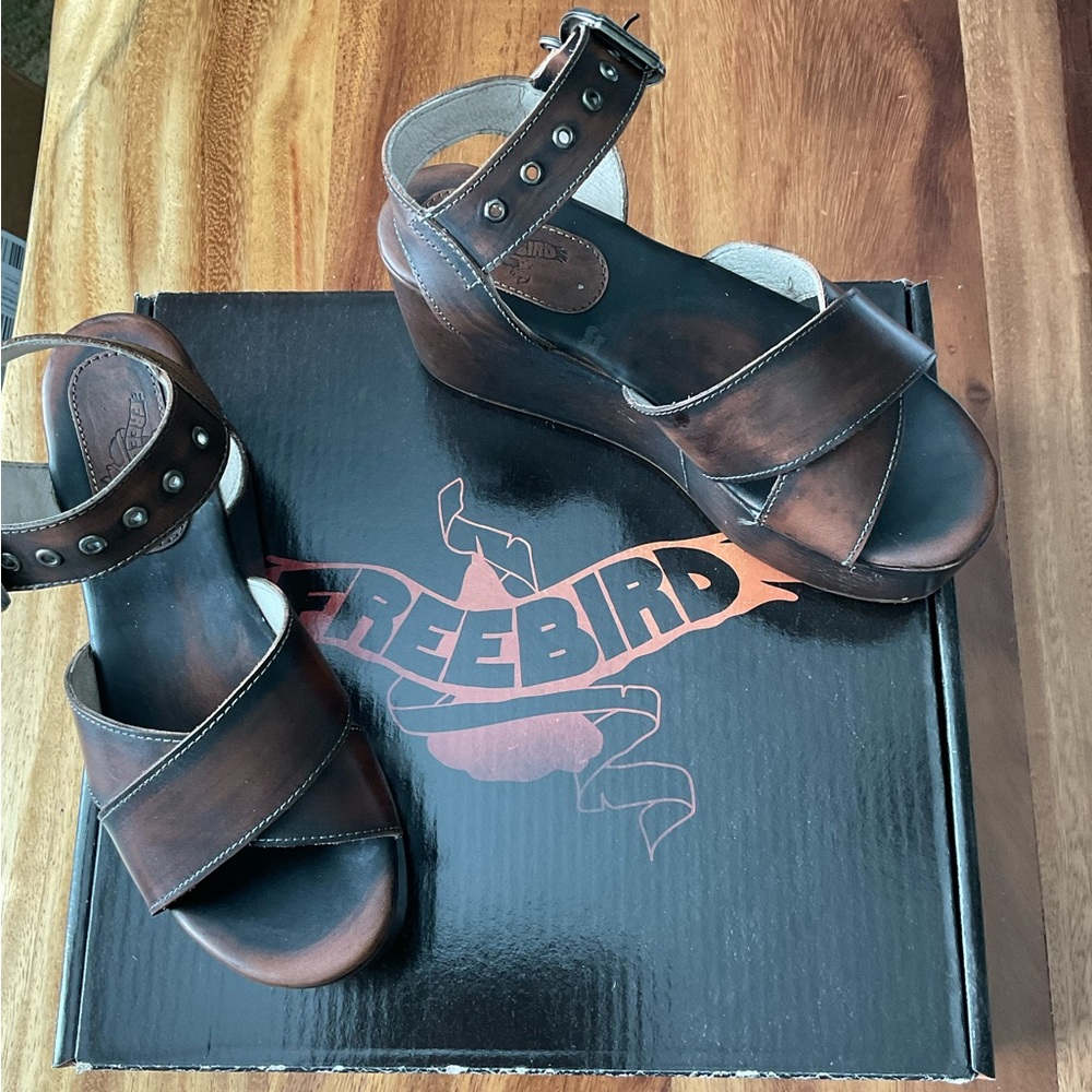 Freebird sandal larvae